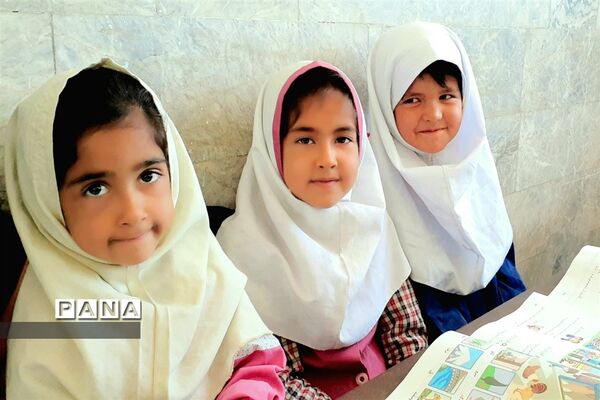 توزیع لوازم التحریر در بین دانش‌آموزان روستاهای حوزه پساکوه شهرستان کلات