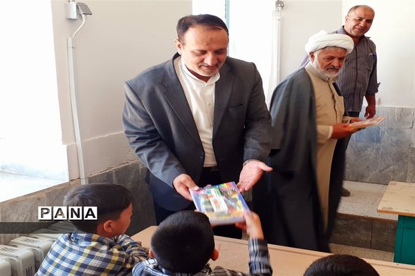 توزیع لوازم التحریر در بین دانش‌آموزان روستاهای حوزه پساکوه شهرستان کلات