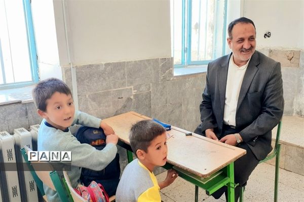 توزیع لوازم التحریر در بین دانش‌آموزان روستاهای حوزه پساکوه شهرستان کلات