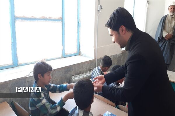 توزیع لوازم التحریر در بین دانش‌آموزان روستاهای حوزه پساکوه شهرستان کلات