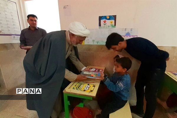 توزیع لوازم التحریر در بین دانش‌آموزان روستاهای حوزه پساکوه شهرستان کلات