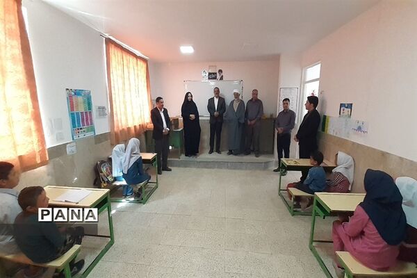 توزیع لوازم التحریر در بین دانش‌آموزان روستاهای حوزه پساکوه شهرستان کلات