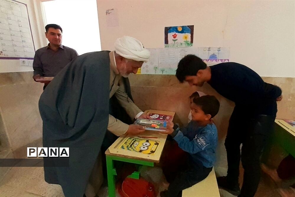 توزیع لوازم التحریر در بین دانش‌آموزان روستاهای حوزه پساکوه شهرستان کلات
