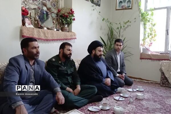 دیدار امام جمعه رودهن با تعدادی از خانواده شهدای رودهن در هفته دفاع مقدس
