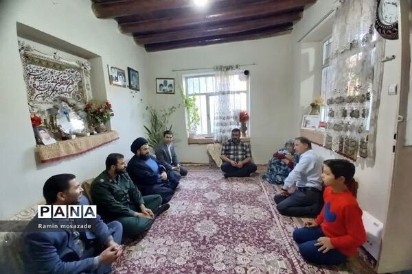 دیدار امام جمعه رودهن با تعدادی از خانواده شهدای رودهن در هفته دفاع مقدس