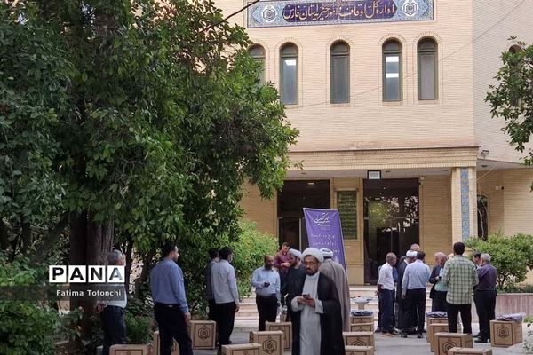 توزیع۲۰۰۰بسته لوازم التحریر میان دانش‌آموزان نیازمند از محل موقوفات استان فارس