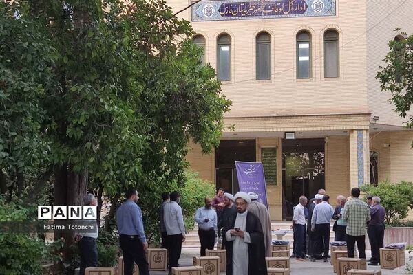 توزیع۲۰۰۰بسته لوازم التحریر میان دانش‌آموزان نیازمند از محل موقوفات استان فارس