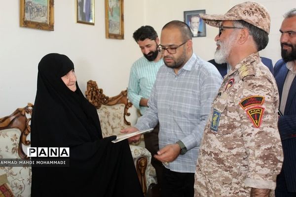 دیدار مسئولان شهری فشافویه با خانواده شهدای منطقه