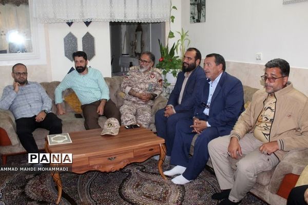 دیدار مسئولان شهری فشافویه با خانواده شهدای منطقه