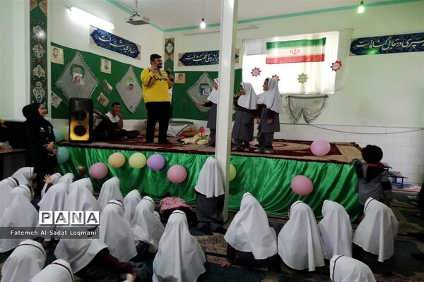 برگزاری جشن شکوفه‌های دبستان سیدالشهدا ناحیه یک یزد