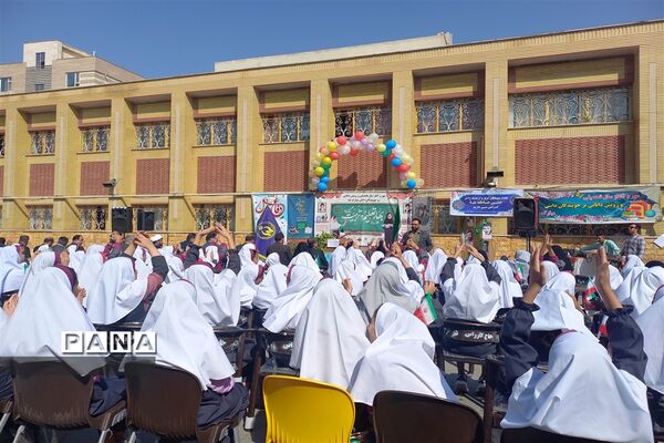 جشن عاطفه‌ها با شعار «آینده ساز باشیم» در ارا‌ک