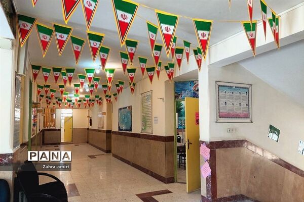 نواختن زنگ ایثار و مقاومت، در دبیرستان توحید شهرستان رباط کریم