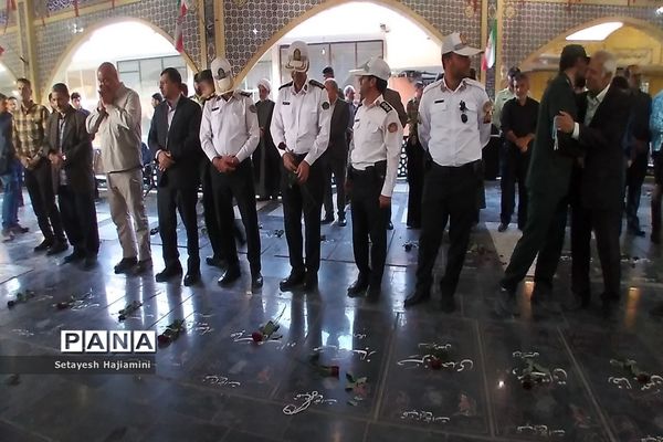 غبارروبی و عطرافشانی مزار شهدا