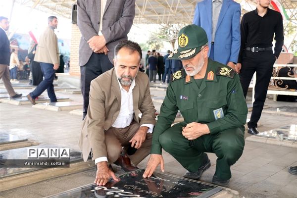 غبارروبی مزار شهدا در تبریز