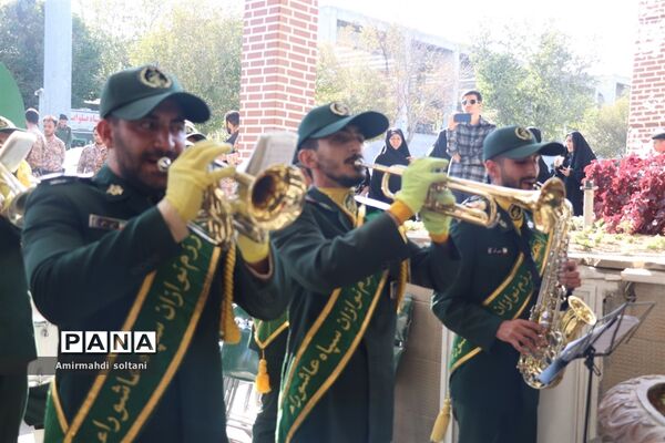غبارروبی مزار شهدا در تبریز