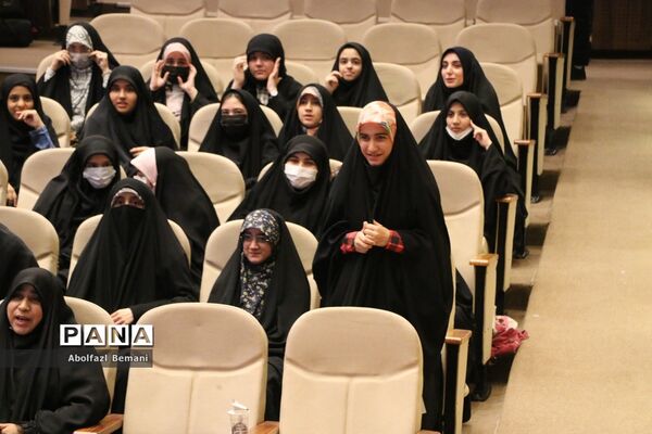 رونمایی از کتاب های «آرمان عزیز» و «حاج همت»