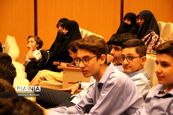رونمایی از کتاب های «آرمان عزیز» و «حاج همت»