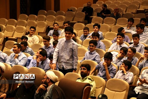 رونمایی از کتاب های «آرمان عزیز» و «حاج همت»