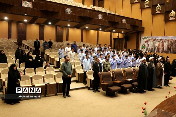 رونمایی از کتاب های «آرمان عزیز» و «حاج همت»