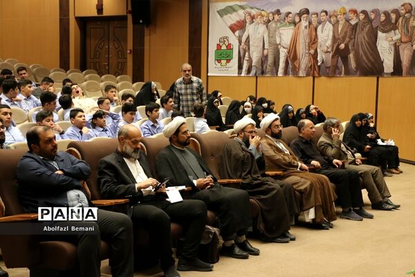 رونمایی از کتاب های «آرمان عزیز» و «حاج همت»