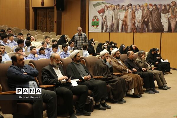 رونمایی از کتاب های «آرمان عزیز» و «حاج همت»