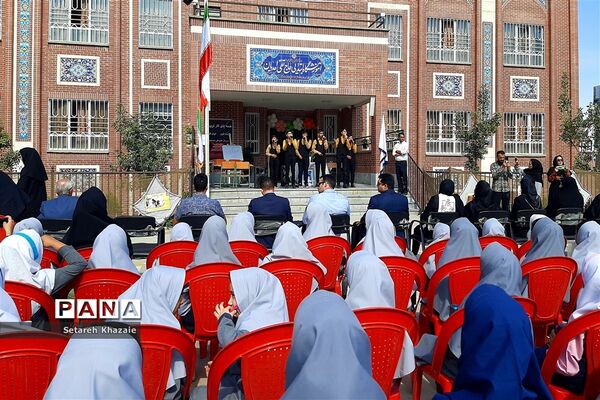 افتتاحیه آزمایشگاه دبستان حاج‌ تقی‌احدیان