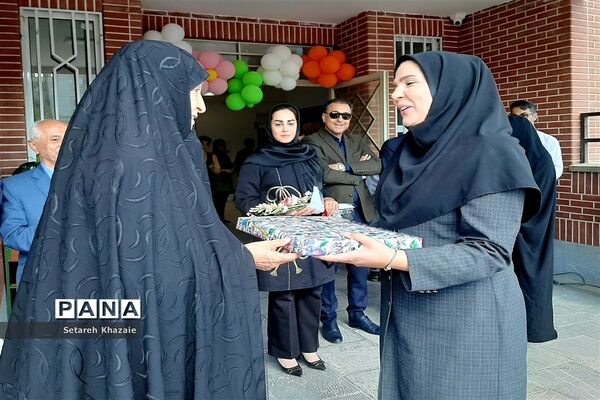 افتتاحیه آزمایشگاه دبستان حاج‌ تقی‌احدیان