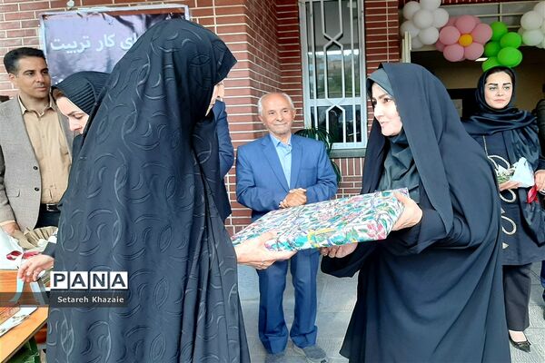 افتتاحیه آزمایشگاه دبستان حاج‌ تقی‌احدیان