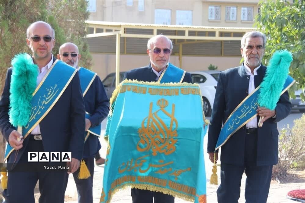 آیین نمادین صبحگاه انتظار با حضور مسؤلان استانی در دبیرستان برازنده مقدم ناحیه یک یزد