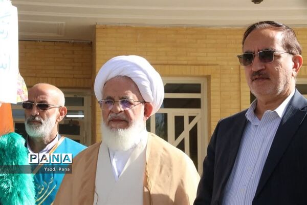 آیین نمادین صبحگاه انتظار با حضور مسؤلان استانی در دبیرستان برازنده مقدم ناحیه یک یزد