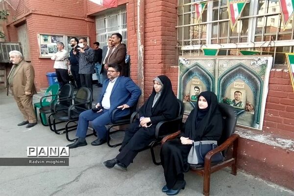 بزرگداشت هفته دفاع مقدس در دبیرستان خوارزمی منطقه ۸