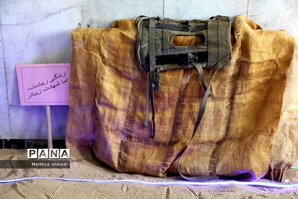 نمایشگاه هفته دفاع مقدس در هنرستان آیت‌الله صدر ناحیه یک شهرری