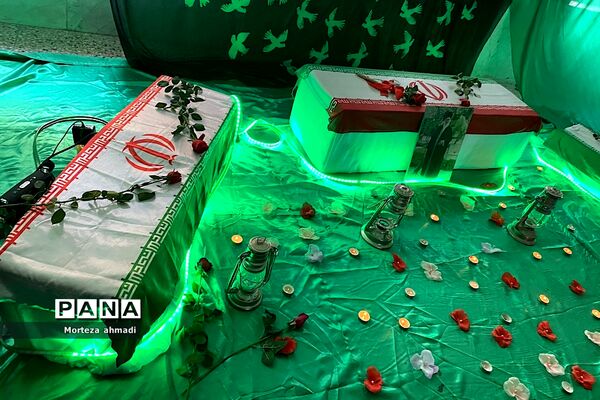 نمایشگاه هفته دفاع مقدس در هنرستان آیت‌الله صدر ناحیه یک شهرری