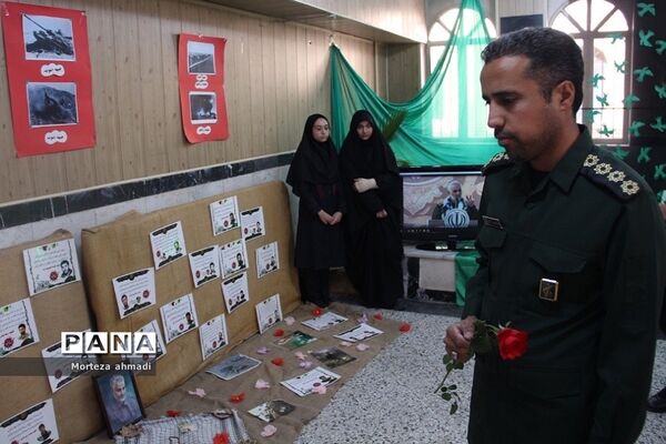 نمایشگاه هفته دفاع مقدس در هنرستان آیت‌الله صدر ناحیه یک شهرری