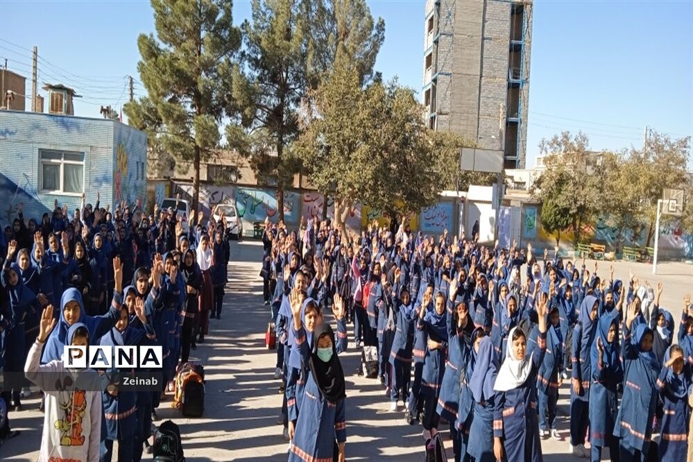 نواختن زنگ ایثار و مقاومت در دبستان رضوان شهرستان کاشمر