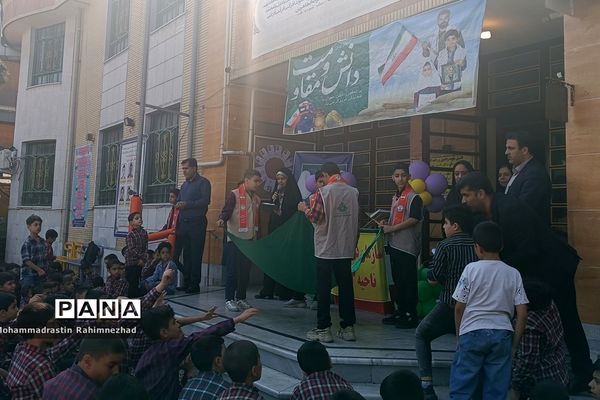 گلریزان جشن عاطفه‌ها در دبستان امام جعفر صادق(ع) ناحیه 3 شیراز