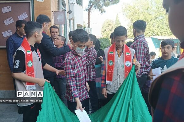 گلریزان جشن عاطفه‌ها در دبستان امام جعفر صادق(ع) ناحیه 3 شیراز