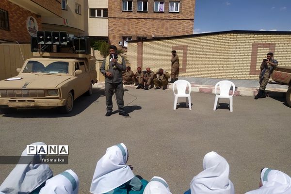 حضور کاروان مقاومت در دبیرستان دخترانه سردار سلیمانی فیروزکوه