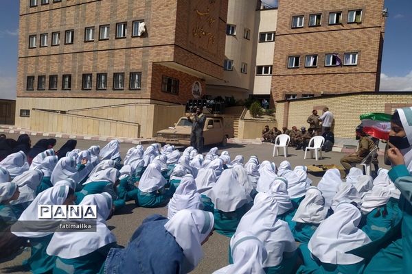 حضور کاروان مقاومت در دبیرستان دخترانه سردار سلیمانی فیروزکوه
