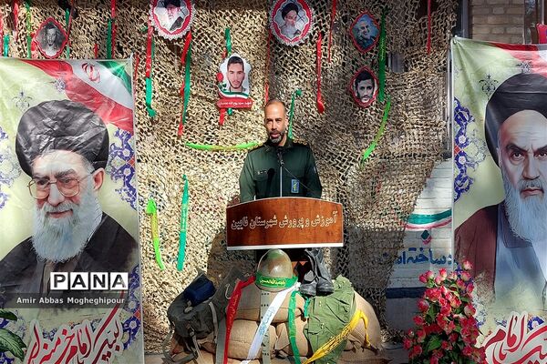 زنگ ایثار و مقاومت با حضور پدر  شهید احمدی روشن در نایین