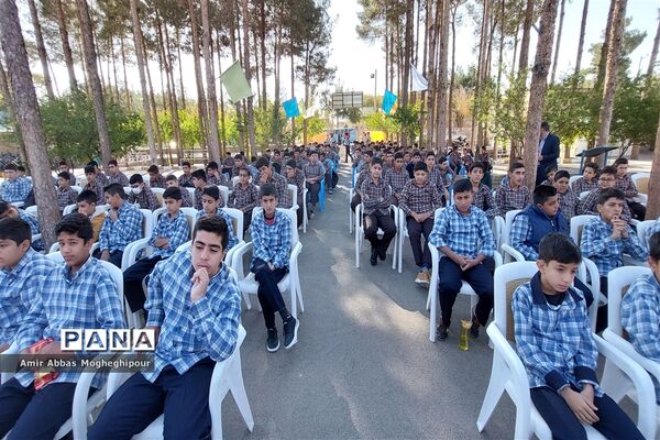 زنگ ایثار و مقاومت با حضور پدر  شهید احمدی روشن در نایین