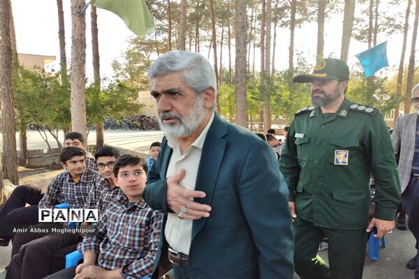 زنگ ایثار و مقاومت با حضور پدر  شهید احمدی روشن در نایین
