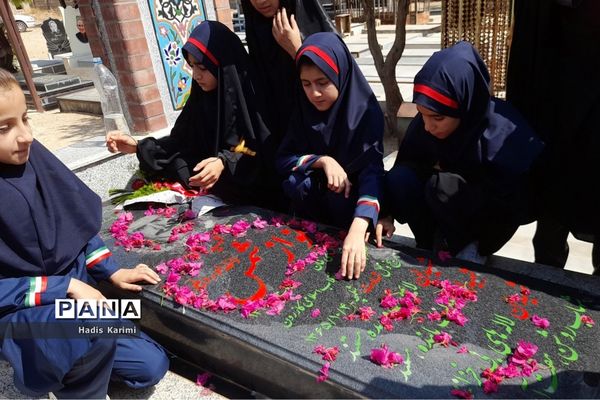 دیدار دانش‌آموزان دبستان شهید نواز شمس خداوردیلو کوهمره نودان با خانواده این شهید