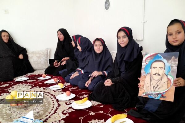 دیدار دانش‌آموزان دبستان شهید نواز شمس خداوردیلو کوهمره نودان با خانواده این شهید