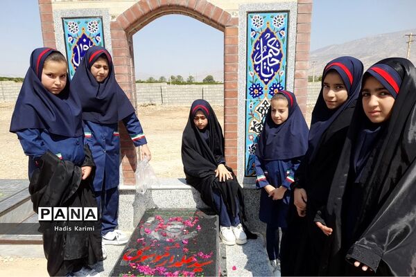 دیدار دانش‌آموزان دبستان شهید نواز شمس خداوردیلو کوهمره نودان با خانواده این شهید