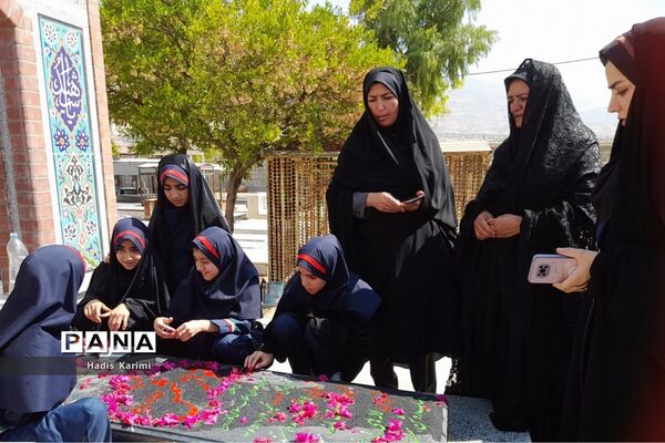دیدار دانش‌آموزان دبستان شهید نواز شمس خداوردیلو کوهمره نودان با خانواده این شهید