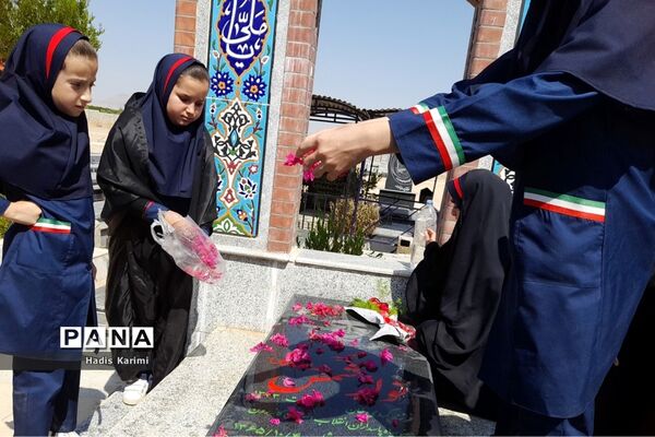 دیدار دانش‌آموزان دبستان شهید نواز شمس خداوردیلو کوهمره نودان با خانواده این شهید