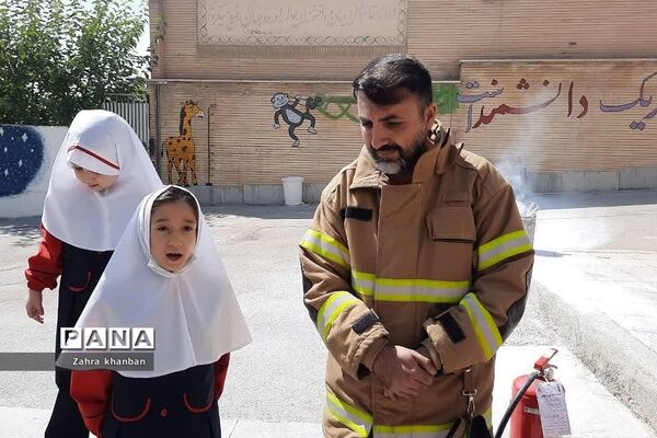 برگزاری روز آتش‌نشانی در دبستان دخترانه سما 2 رودهن