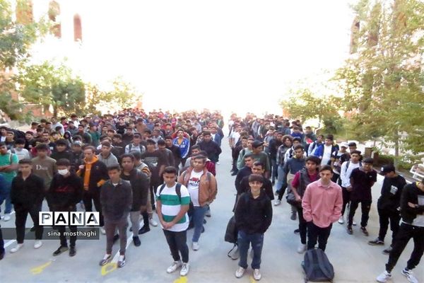 مراسم آغاز امامت حضرت مهدی (عج) و گرامیداشت هفته دفاع مقدس در هنرستان نمونه امام خمینی(ره) شهرستان بجنورد