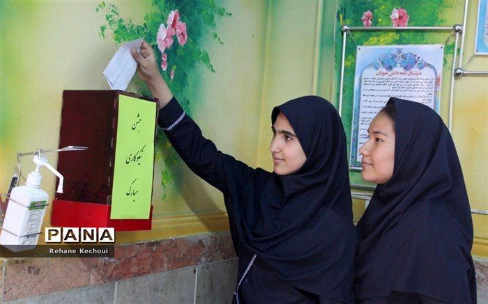 روایت دانش‌آموز خبرنگار پانا از جشن عاطفه‌ها در دبیرستان عدالت منطقه جوادآباد/فیلم